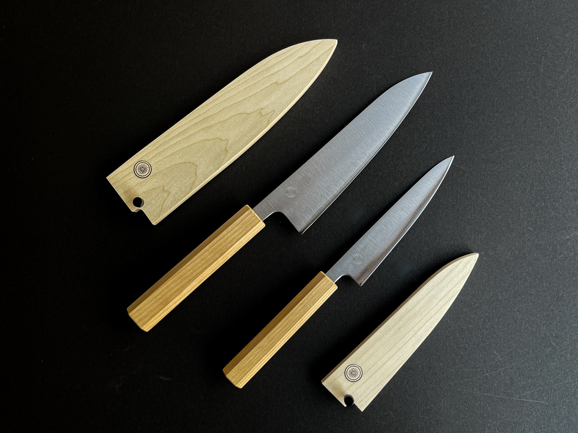 https://kikusumi.shop/wp-content/uploads/2022/08/HIBA-2-Knife-Sets-1.jpg